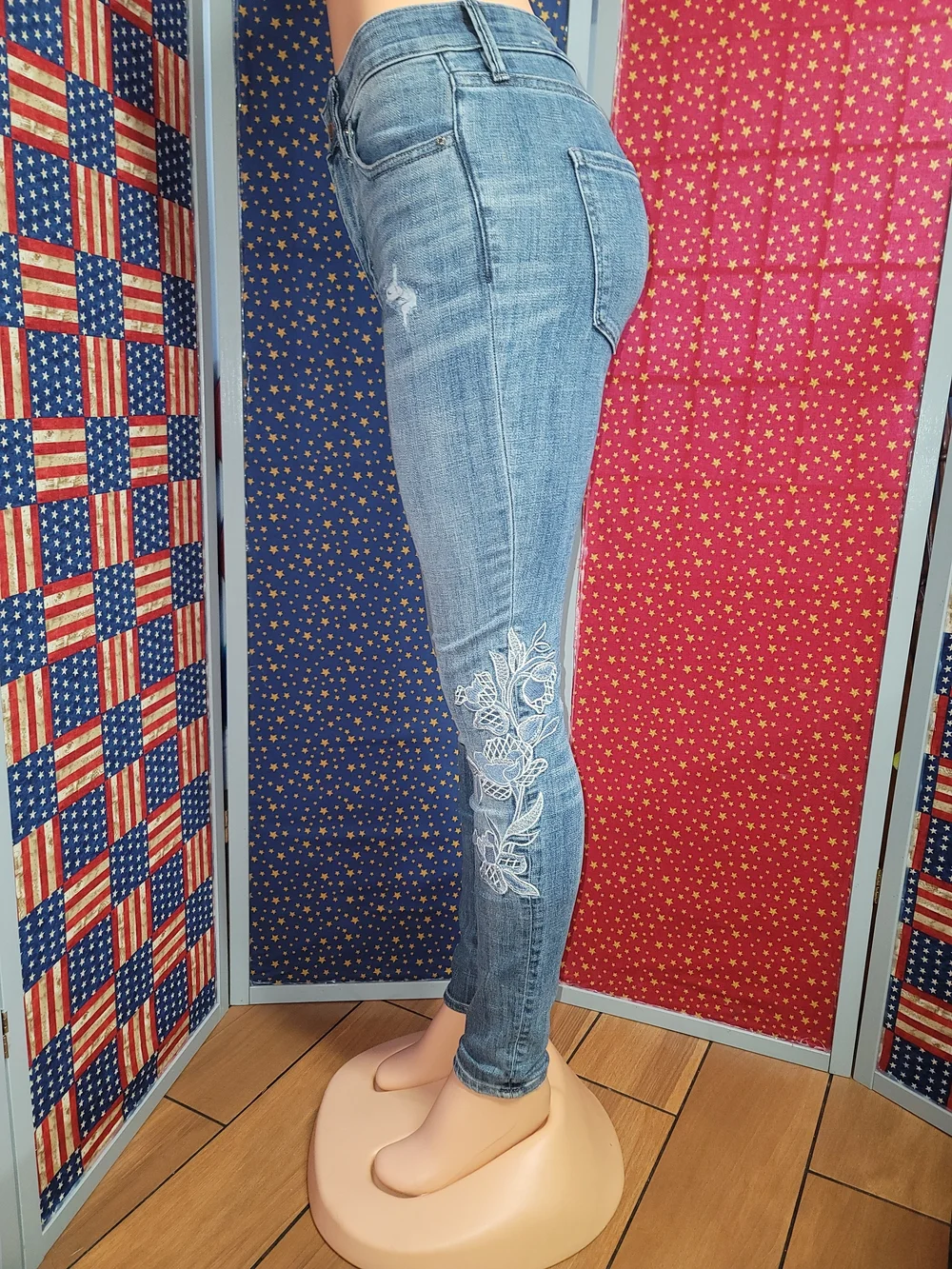 Light Wash Embroidered Skinny Jeans - Women - Picture 3 of 9